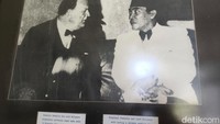 Di dalam Gedung Perundingan Linggarjati juga menyimpan sejumlah foto sejarah, seperti foto Presiden Soekarno dan Lord Killearn sedang berdiskusi di salah satu ruangan Gedung Perundingan Linggarjati. Foto para wartawan sedang mengetik berita hasil perundingan Linggarjati 