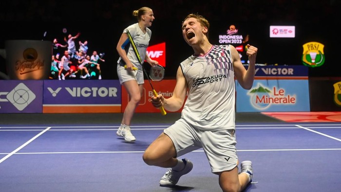 Gicquel/Delrue Raih Gelar Juara Ganda Campuran Indonesia Open 2025 Pebulu tangkis ganda campuran Prancis Thom Gicquel (kanan) dan Delphine Delrue (kiri) berpose di podium usai bertanding melawan pebulu tangkis ganda campuran Thailand Dechapol Puavaranukroh dan Supissara Paewsampran pada babak final Kapal Api Indonesia Open 2025 di Istora Senayan, Gelora Bung Karno, Jakarta, Minggu (8/6/2025). Gicquel dan Delrue menjadi juara Indonesia Open 2025 setelah menang dengan skor 21-16, 21-18. ANTARA FOTO/Rivan Awal Lingga/agr