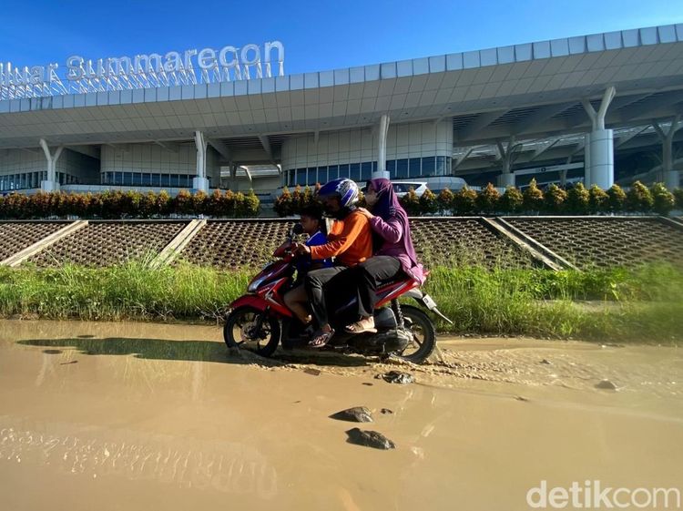 Potret Rusaknya Jalan di Dekat Stasiun Kereta Cepat Tegalluar