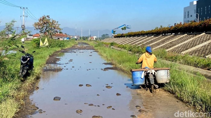 Jalan rusak di Bandung