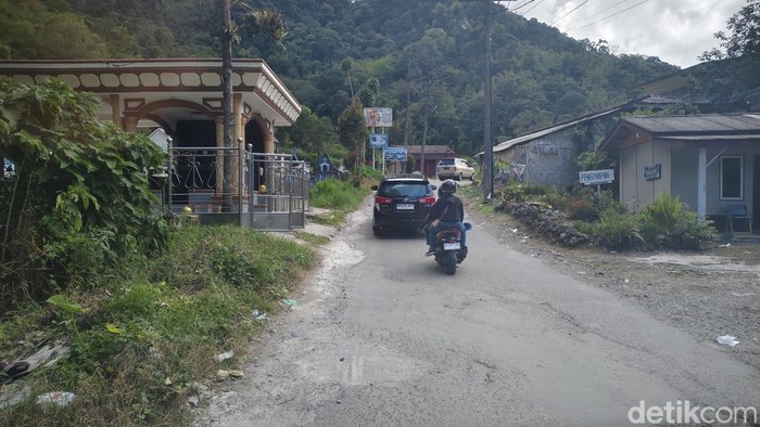 Kondisi jalan menuju permandian Sidebuk-debuk yang rusak