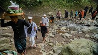 Masyarakat Suku Tengger mengikuti ritual Mendak Tirta di air terjun Madakaripura Kabupaten Probolinggo, Jawa Timur, Minggu (8/6/2025). Foto: ANTARA FOTO/Irfan Sumanjaya