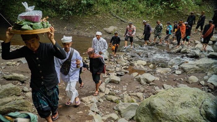 Jejak Suci di Pelipir Madakaripura Masyarakat Suku Tengger berdoa saat ritual Mendak Tirta di air terjun Madakaripura Kabupaten Probolinggo, Jawa Timur, Minggu (8/6/2025). Ritual berdoa dan pengambilan air suci tersebut merupakan rangkaian jelang Upacara Yadnya Kasada bagi masyarakat Suku Tengger. ANTARA FOTO/Irfan Sumanjaya/agr