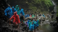 Ritual berdoa dan pengambilan air suci tersebut merupakan rangkaian jelang Upacara Yadnya Kasada bagi masyarakat Suku Tengger. Foto: ANTARA FOTO/Irfan Sumanjaya