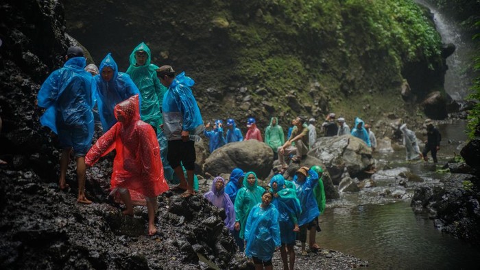 Jejak Suci di Pelipir Madakaripura Masyarakat Suku Tengger berdoa saat ritual Mendak Tirta di air terjun Madakaripura Kabupaten Probolinggo, Jawa Timur, Minggu (8/6/2025). Ritual berdoa dan pengambilan air suci tersebut merupakan rangkaian jelang Upacara Yadnya Kasada bagi masyarakat Suku Tengger. ANTARA FOTO/Irfan Sumanjaya/agr