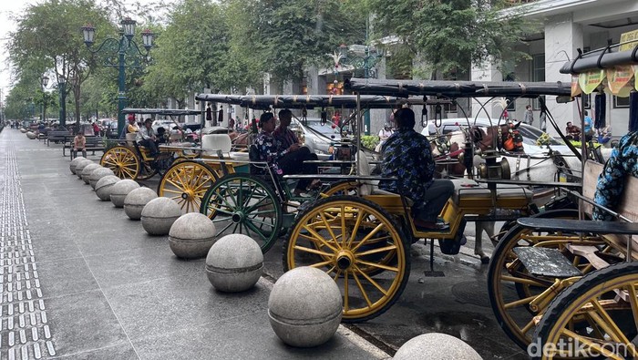 Jejeran andong terpakir di Kawasan Malioboro, Kota Jogja, Minggu (8/6/2025).