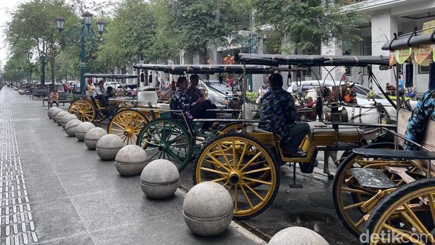 Jejeran andong terpakir di Kawasan Malioboro, Kota Jogja, Minggu (8/6/2025).