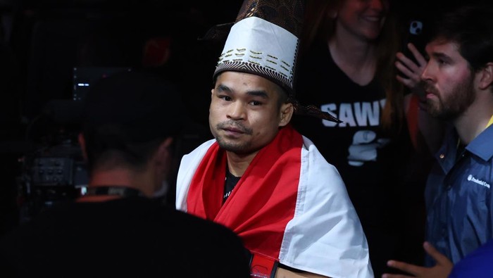  Jeka Saragih of Indonesia prepares to face JooSang Yoo of South Korea in a featherweight bout during the UFC 316 event at Prudential Center on June 07, 2025 in Newark, New Jersey.  (Photo by Ed Mulholland/Zuffa LLC)