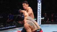 Jeka, yang kalah sedikit postur tubuhnya, kepayahan dalam jangkauannya. (Foto: Ed Mulholland/Zuffa LLC)