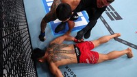 Sampai akhirnya, Jeka langsung roboh saat duel berjalan 28 detik. Pukulan tangan kiri Joo Sang Yoo membuat Jeka terhuyung ke kanvas oktagon. (Foto: Ed Mulholland/Zuffa LLC)