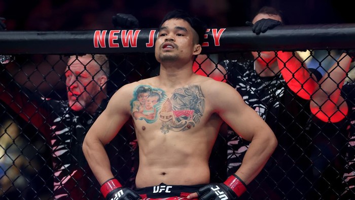 NEWARK, NEW JERSEY - JUNE 07: Jeka Saragih of Indonesia prepares to face JooSang Yoo of South Korea in a featherweight bout during the UFC 316 event at Prudential Center on June 07, 2025 in Newark, New Jersey.  (Photo by Ed Mulholland/Zuffa LLC)