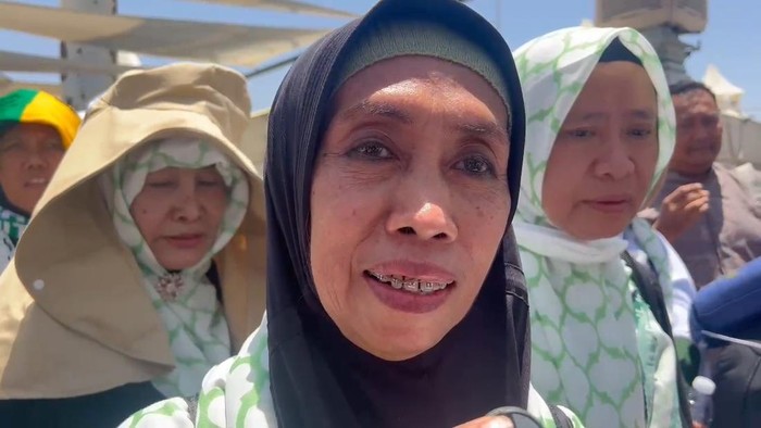 Jemaah haji asal Jakarta Utara, Enden, dan jemaah haji asal embarkasi Solo, Ismail, di Mina, Arab Saudi, Minggu (8/6/2025).
