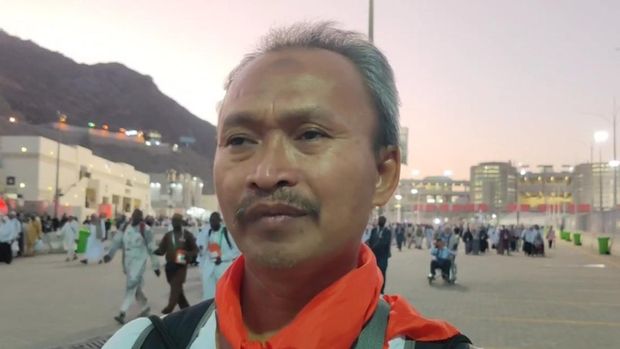 Jemaah haji asal Jakarta Utara, Enden, dan jemaah haji asal embarkasi Solo, Ismail, di Mina, Arab Saudi, Minggu (8/6/2025).
