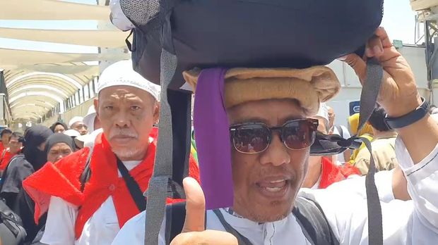 Jemaah haji asal Jawa Timur, Tohari dan Halifatul, Mina, Arab Saudi, Minggu (8/6/2025).