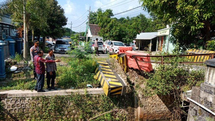Penampakan jembatan rusak di Ngimbang Lamongan yang dilaporkan warga
