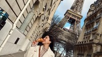 Selain itu, banyak juga momen kuliner Jessica Milla saat liburan di Prancis. Seperti saat menikmati croissant dengan pemandangan menara Eiffle. Foto: Instagram