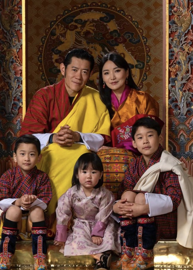 Ratu Bhutan, Jetsun Pema, baru saja merayakan ulang tahunnya ke-35. Inilah potret terbarunya bersama keluarganya. Dia sering dijuluki sebagai ‘Kate Middleton dari Himalaya’. Foto: dok. Instagram @queenjetsunpema