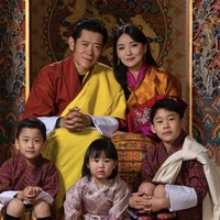 Ratu Bhutan, Jetsun Pema, baru saja merayakan ulang tahunnya ke-35. Inilah potret terbarunya bersama keluarganya. Dia sering dijuluki sebagai ‘Kate Middleton dari Himalaya’. Foto: dok. Instagram @queenjetsunpema