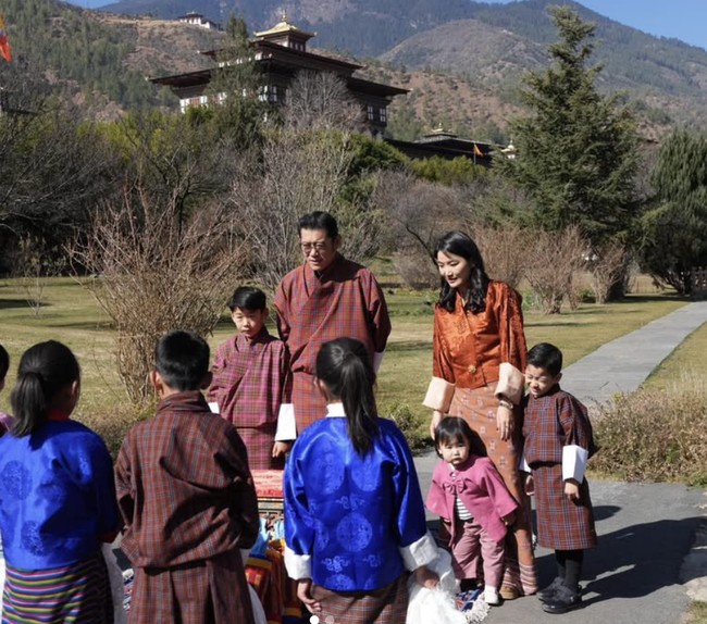 Kini, keluarga kerajaan Bhutan dikenal sebagai salah satu keluarga kerajaan paling berdedikasi dan fotogenik di dunia. Jigme dan Jetsun dikenal luas karena kharisma mereka serta nilai-nilai progresif yang mereka usung. Ratu Jetsun Pema kerap dibandingkan dengan Kate Middleton karena kecantikannya, keanggunan alaminya, dan kebaikan hatinya.  Foto: dok. Instagram @queenjetsunpema