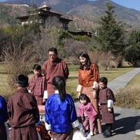 Kini, keluarga kerajaan Bhutan dikenal sebagai salah satu keluarga kerajaan paling berdedikasi dan fotogenik di dunia. Jigme dan Jetsun dikenal luas karena kharisma mereka serta nilai-nilai progresif yang mereka usung. Ratu Jetsun Pema kerap dibandingkan dengan Kate Middleton karena kecantikannya, keanggunan alaminya, dan kebaikan hatinya.  Foto: dok. Instagram @queenjetsunpema