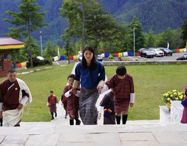 Sementara menunggu waktu itu tiba, Jetsun fokus pada pendidikan. Ia menempuh studi di Bhutan dan India, lalu melanjutkan pendidikan ke Inggris di Regent’s University London pada tahun 2010, dan lulus dengan gelar hubungan internasional, serta mengambil psikologi dan sejarah seni sebagai minor. Raja kemudian mengumumkan rencananya untuk menikahi Jetsun Pema yang saat itu berusia 21 tahun.  Foto: dok. Instagram @queenjetsunpema