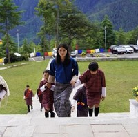 Sementara menunggu waktu itu tiba, Jetsun fokus pada pendidikan. Ia menempuh studi di Bhutan dan India, lalu melanjutkan pendidikan ke Inggris di Regent’s University London pada tahun 2010, dan lulus dengan gelar hubungan internasional, serta mengambil psikologi dan sejarah seni sebagai minor. Raja kemudian mengumumkan rencananya untuk menikahi Jetsun Pema yang saat itu berusia 21 tahun.  Foto: dok. Instagram @queenjetsunpema