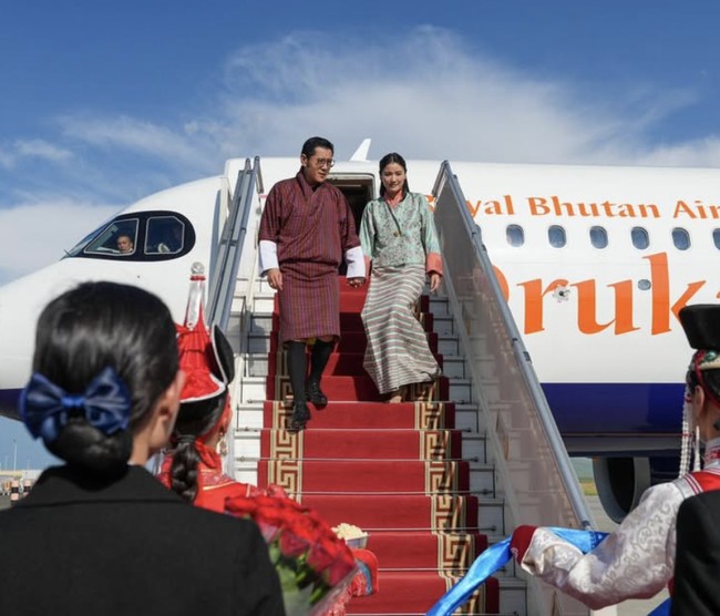 Jetsun pertama kali bertemu dengan Raja masa depannya ketika ia berusia tujuh tahun, dalam sebuah piknik keluarga. Ia yang masih kecil saat itu langsung jatuh hati dan spontan meminta Jigme Khesar untuk menikahinya. Sang pangeran menjawab bahwa suatu hari nanti ia akan melakukannya. Foto: dok. Instagram @queenjetsunpema