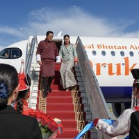 Jetsun pertama kali bertemu dengan Raja masa depannya ketika ia berusia tujuh tahun, dalam sebuah piknik keluarga. Ia yang masih kecil saat itu langsung jatuh hati dan spontan meminta Jigme Khesar untuk menikahinya. Sang pangeran menjawab bahwa suatu hari nanti ia akan melakukannya. Foto: dok. Instagram @queenjetsunpema