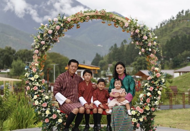 Setelah menikah, pasangan kerajaan itu kini memiliki tiga anak. Putra sulung mereka, Jigme Namgyel, adalah putra mahkota termuda di dunia dan telah aktif tampil di media sosial resmi kerajaan serta menghadiri berbagai kegiatan, termasuk membuka laboratorium, meskipun usianya baru delapan tahun. Foto: dok. Instagram @queenjetsunpema