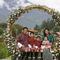 Setelah menikah, pasangan kerajaan itu kini memiliki tiga anak. Putra sulung mereka, Jigme Namgyel, adalah putra mahkota termuda di dunia dan telah aktif tampil di media sosial resmi kerajaan serta menghadiri berbagai kegiatan, termasuk membuka laboratorium, meskipun usianya baru delapan tahun. Foto: dok. Instagram @queenjetsunpema