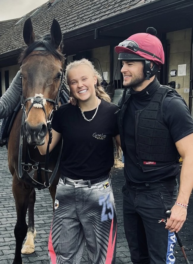 Ada pula JoJo dan Chris bermain kuda. Keduanya foto bersama dengan kuda.  Foto: dok. Instagram @itsjojosiwa