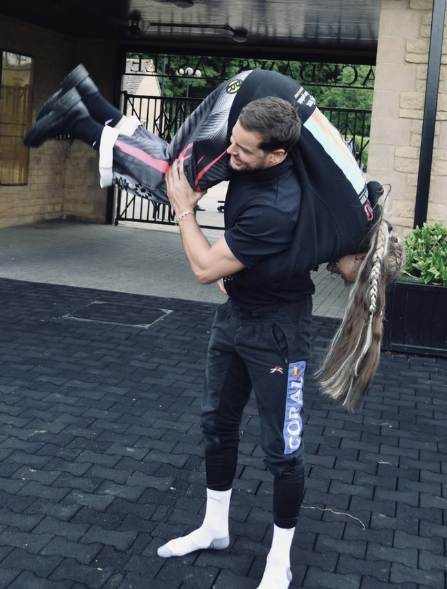 Salah satu momen yang ditangkap  memperlihatkan JoJo digendong di pundak Chris dengan caption jenaka: “Christopher being Christopher.” Foto: dok. Instagram @itsjojosiwa