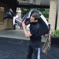 Salah satu momen yang ditangkap  memperlihatkan JoJo digendong di pundak Chris dengan caption jenaka: “Christopher being Christopher.” Foto: dok. Instagram @itsjojosiwa