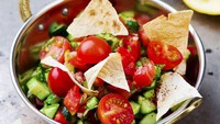 Fattoush adalah salad terbaik di dunia posisi ke-5 yang punya rating 4,3. Bahan utamanya roti pita dengan isian selada, paprika, cherry, daun mint, sampai minyak zaitun. Foto: TasteAtlas