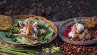Pecel khas Jawa Timur menduduki posisi ke-8 dengan rating 4,3. Dideskripsikan kalau salad khas Indonesia ini harum dengan saus kacang dan berisi aneka sayuran. Foto: TasteAtlas