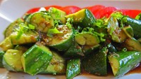 Pai huang gua asal Tibet menempati urutan 9 dengan rating 4,3. Bahan utamanya mentimun yang dibumbui bawang putih, minyak wijen, cuka hitam, dan kecap asin. Foto: TasteAtlas