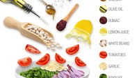 Dari Turki ada piyaz yang memiliki rating 4,3 di posisi ke-10. Salad ini berisi kacang kering, peterseli, bawang, dan sumac. Pelengkapnya berupa saus tomat cincang, telur rebus, sampai minyak zaitun. Foto: TasteAtlas