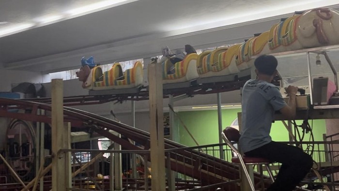 Ket foto/kartika: Pengunjung saat menaiki roller coaster di Yuki Simpang Raya Medan. (kartika sari/detikSumut)