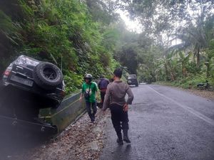 Nyungsep! Daihatsu Taft Tabrak Tebing di Tanjakan Bibis Kulon Progo