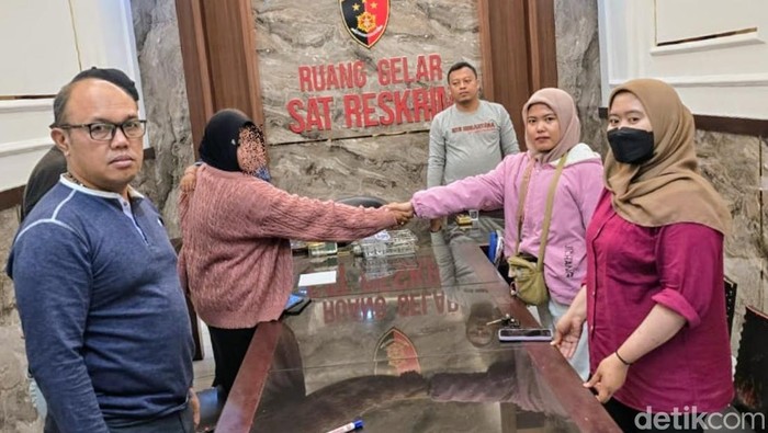 Korban dan pelaku saat mediasi di Polres Situbondo