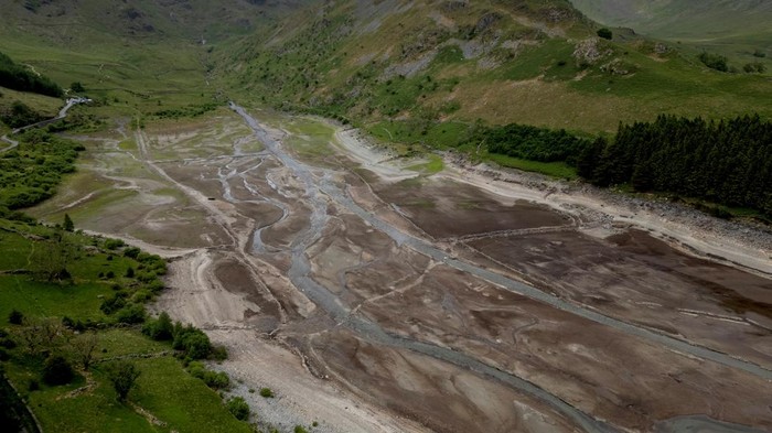Krisis Air Mengintai Inggris Saat Waduk Terus Mengering A drone view shows part of the exposed floor of the Haweswater Reservoir where in spite of recent rainfall, water levels remain unseasonably low, in Haweswater, Britain, June 2, 2025. REUTERS/Phil Noble