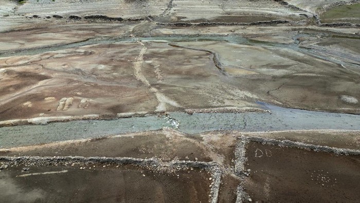 Krisis Air Mengintai Inggris Saat Waduk Terus Mengering A drone view shows part of the exposed floor of the Haweswater Reservoir where in spite of recent rainfall, water levels remain unseasonably low, in Haweswater, Britain, June 2, 2025. REUTERS/Phil Noble