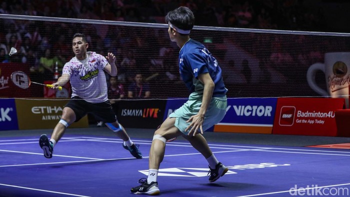 Ganda putra Indonesia Sabar Karyaman Gutama/Moh Reza Pahlevi Isfahani tunduk dari Kim Won Ho/Seo Seung Jae (Korea Selatan) di final Indonesia Open 2025. Sabar/Reza harus puas menjadi runner-up usai kalah 21-18, 19-21, 12-21, dalam duel sengit.
