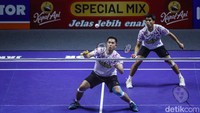 Masuk gim kedua, Kim/Seo langsung memberi tekanan besar bagi Sabar/Reza. Sabar/Reza secara impresif mengejar, dan sempat nyaris menyamai, meskipun akhirnya harus kehilangan gim ini dengan 19-21.