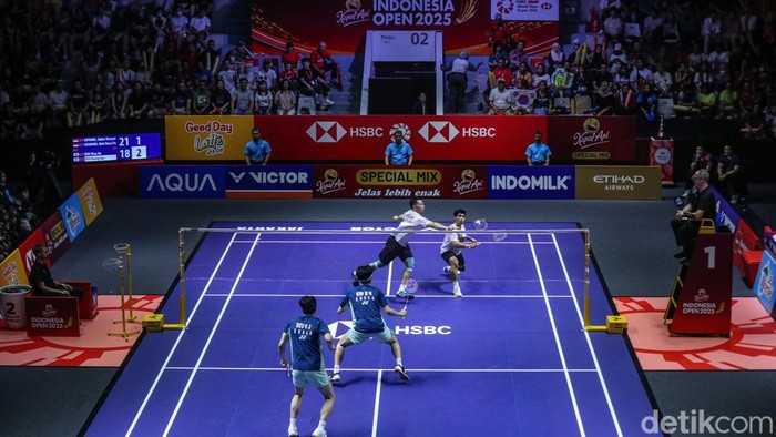 Ganda putra Indonesia Sabar Karyaman Gutama/Moh Reza Pahlevi Isfahani tunduk dari Kim Won Ho/Seo Seung Jae (Korea Selatan) di final Indonesia Open 2025. Sabar/Reza harus puas menjadi runner-up usai kalah 21-18, 19-21, 12-21, dalam duel sengit.