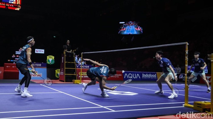 Fajar/Rian berjumpa Kim Won Ho/Seo Seung Jae di semifinal Indonesia Open 2025 yang digelar di Istora Senayan, Jakarta, Sabtu (7/6/2025) malam WIB. Dalam pertandingan yang berlangsung ketat, Fajar/Rian kalah dengan skor 18-21, 21-19, 21-23.