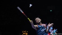 Laga berlangsung sengit sejak awal. Fajar/Rian sempat tertinggal 0-4 di gim pertama akibat start lambat, namun mereka perlahan mengejar dan mampu menyamakan kedudukan menjadi 8-8.