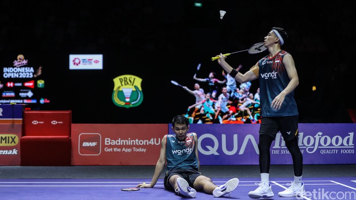 Fajar/Rian berjumpa Kim Won Ho/Seo Seung Jae di semifinal Indonesia Open 2025 yang digelar di Istora Senayan, Jakarta, Sabtu (7/6/2025) malam WIB. Dalam pertandingan yang berlangsung ketat, Fajar/Rian kalah dengan skor 18-21, 21-19, 21-23.