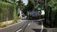 Jalan Lebak Bulus IV berada di kawasan yang diapit rumah bertingkat. 