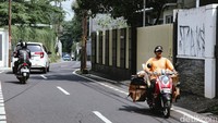 Dirangkum detikcom, Sabtu (7/6), peristiwa itu terjadi Rabu (21/5) sekitar pukul 22.24 WIB. Dalam video viral, terlihat wanita korban begal payudara itu awalnya sedang bermain handphone sambil berjalan mengarah ke pagar sebuah rumah. 
